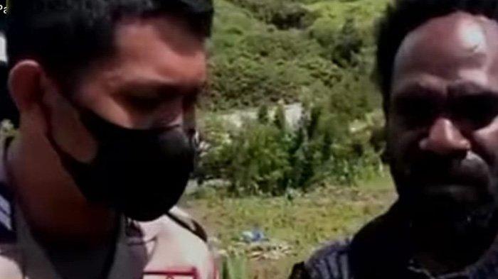 Delison Telenggen saat Menyerahkan diri Kepada Polisi