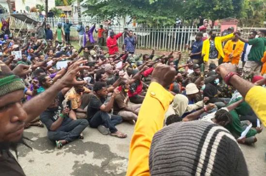 Suasana Aksi Demonstrasi di Lingkaran Abepura pada 1 April 2022 lalu