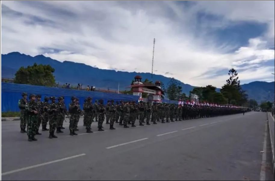 Personel Brimob Mabes Polri, TNI, dan anggota polres Jayawijaya saat melakukan apel dalam rangka menyambut pengumuman DOB