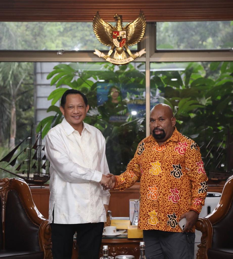 Menteri Dalam Negeri Bersalaman dengan Gubernur Papua
