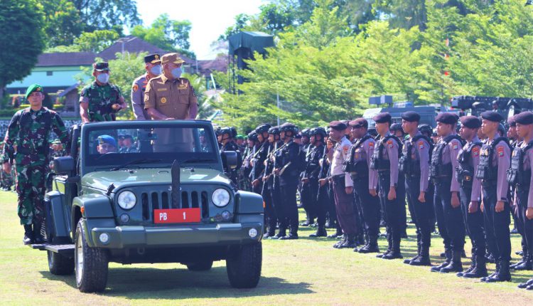Penjabat Gubernur Papua Barat, Komjen Pol (Purn) Paulus Waterpauw bersama Pangdam Kasuari, Mayjen TNI Gabriel Lema dan Kapolda Papua Barat, Irjen Daniel Tahi Monang Silitonga mengecek pasukan dalam apel bersama, Kamis 14 Juli 2022.