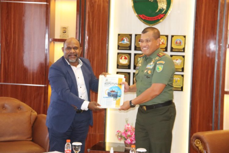 Pangdam XVII Cenderawasih bersama Ketua MRP
