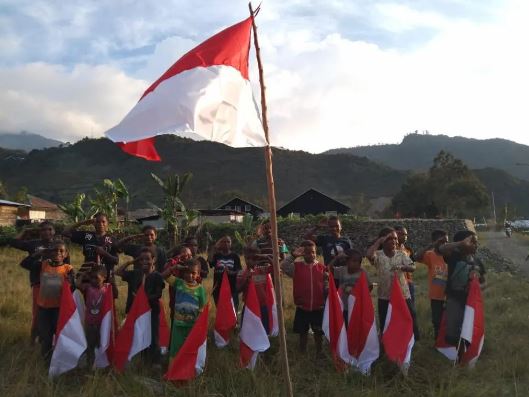 Anak-anak Wamena melakukan penghormatan kepada Bendera Putih
