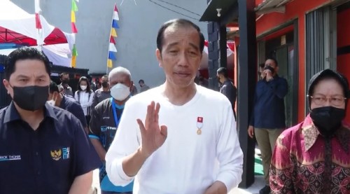 Presiden Jokowi Memberikan Keterangan Perihal Penyerahan BLT BBM di Jayapura