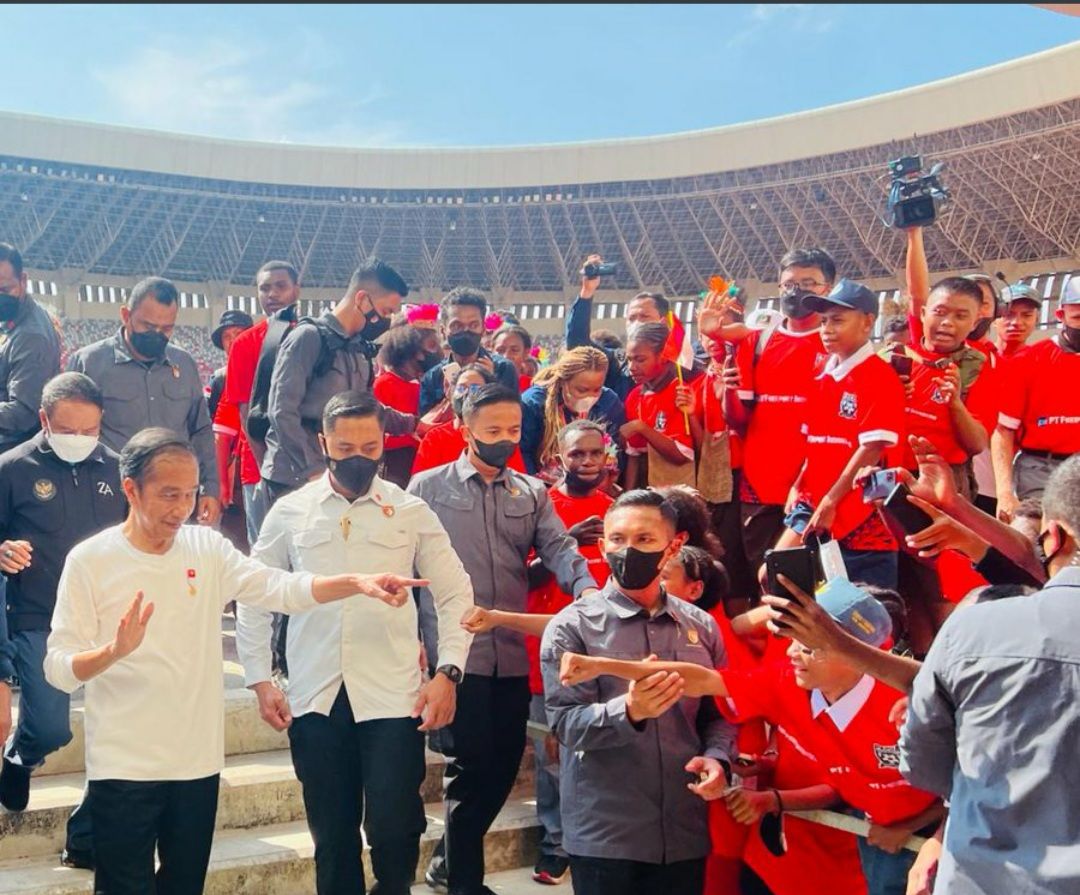 Jokowi saat di Stadion Lukas Enembe