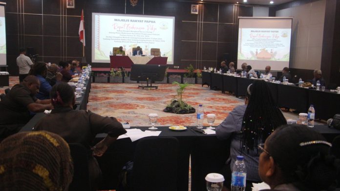 Pimpinan dan anggota MRP saat mengikuti sidang putusan MK secara virtual di Jayapura