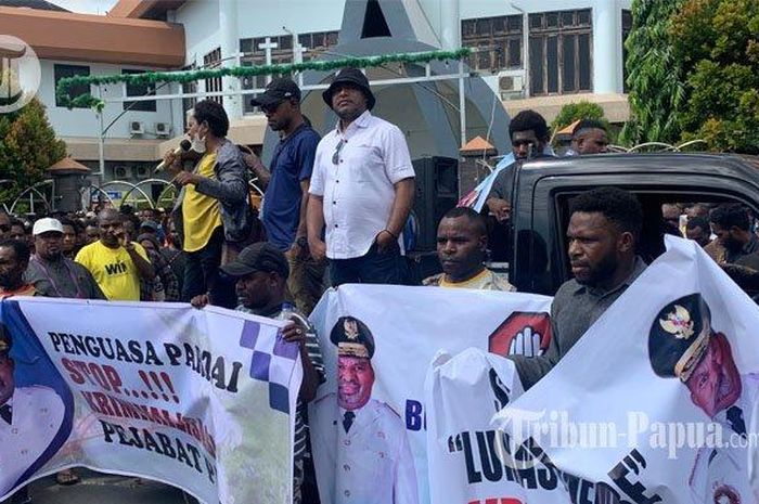 Simpatisan Gubernur Lukas Enembe Menggelar Unjuk Rasa Menolak Penetapan Tersangka