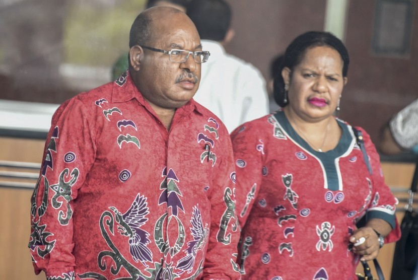 Gubernur Papua Lukas Enembe dan istri