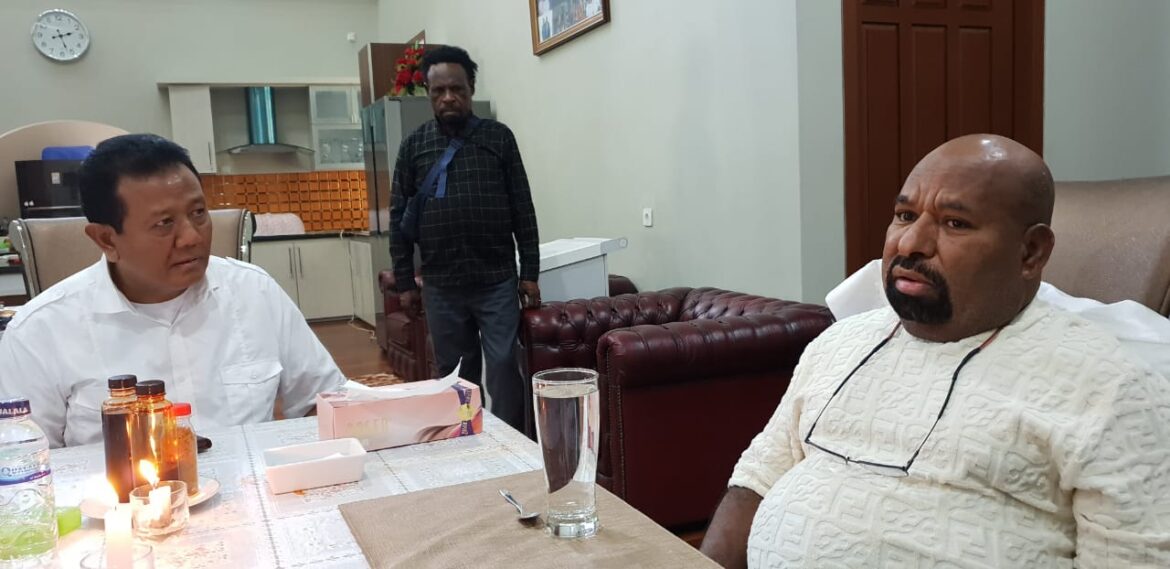 Gubernur Papua Lukas Enembe saat Dikunjungi Kabinda Papua Mayjen TNI Gustav Agus Irianto