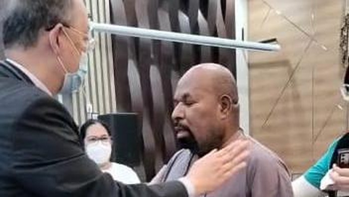 Pemeriksaan Kesehatan Terhadap Lukas Enembe