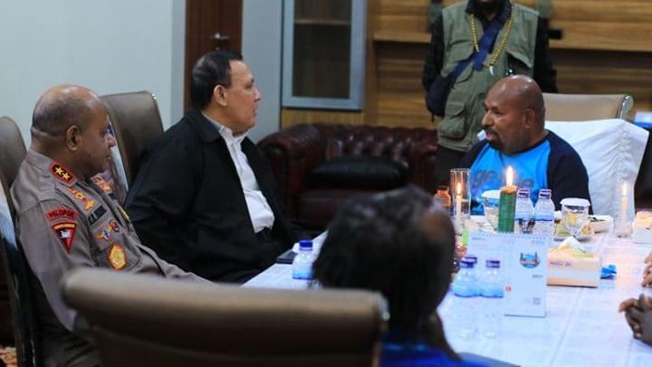 Ketua KPK Firli Bahuri saat Berkunjung ke Kediaaman Lukas Enembe