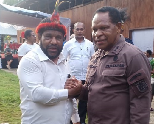 Ketua LMA Papua Lenis Kogoya bersama Kejati Papua