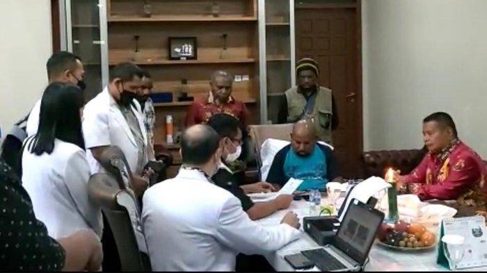 Lukas Enembe diperiksa KPK di Kediamannya