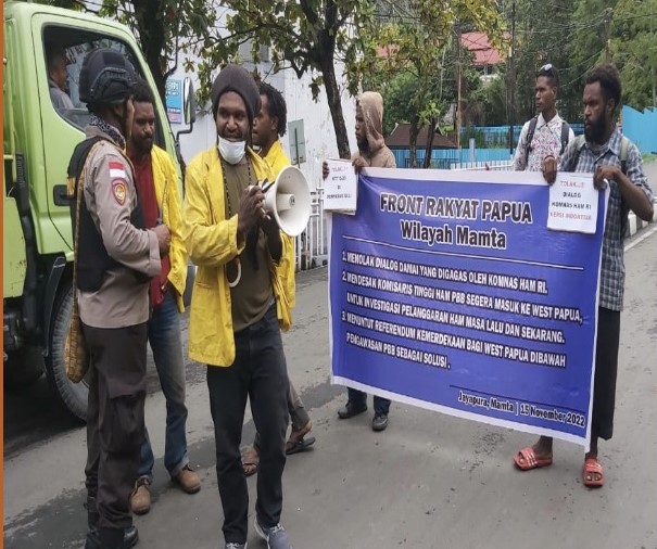 massa aksi di depan Universitas Cenderawasih Abepura