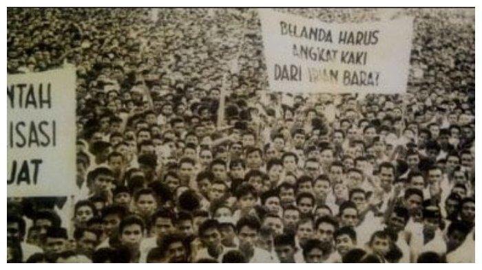 Massa di Alun-alun Yogyakarta ketika Soekarno Berorasi Trikora