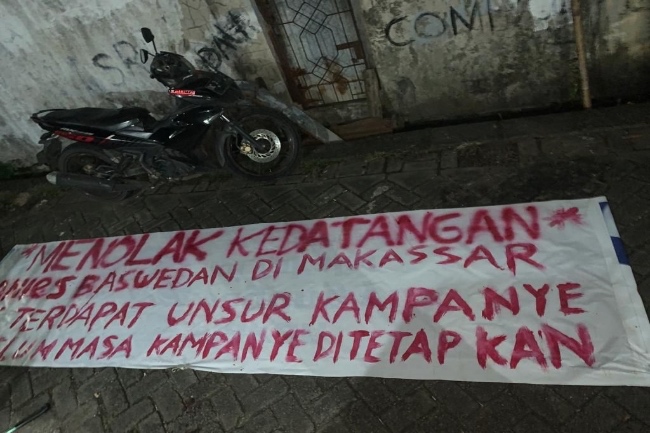 Spanduk Penolakan Anies Baswedan di Kota Makassar