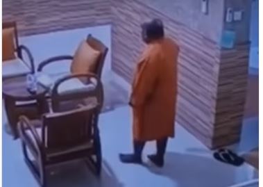 Tersangka Lukas Enembe Terlihat Berjalan Tanpa Bantuan Kursi Roda di Sebuah Kamar RSPAD Jakarta