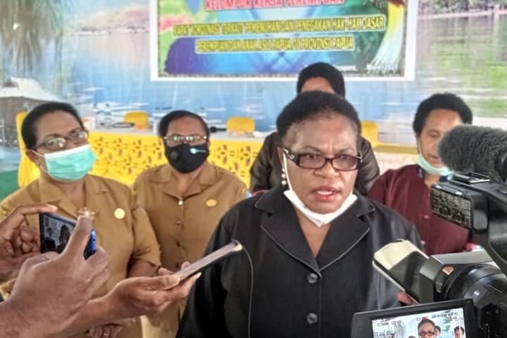 Debora Mote saat diwawancarai oleh wartawan