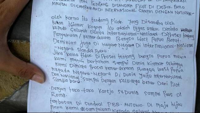 Sebagian isi surat yang dititipkan kepada pilot Susi Air di Distrik Jila, Mimika, Papua Tengah
