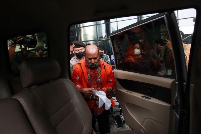 Tersangka Gubernur Papua nonaktif Lukas Enembe (tengah) menuju mobil tahanan di Gedung Merah Putih KPK, Jakarta