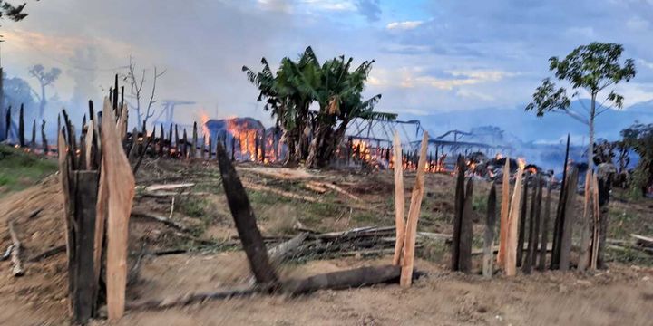 Ilustrasi Rumah Honai yang Terbakar