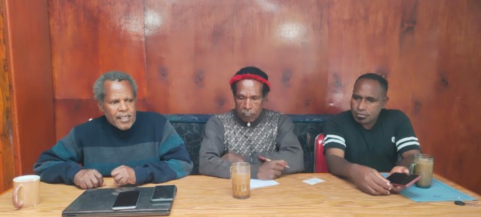 Korban Pelanggaran Ham Kasus penyerangan Makodim tahun 2003 Linus Hiluka didampingi Pemerati Ham Papua pegunungan Theo Hesegem saat memberikan keterangan pers.